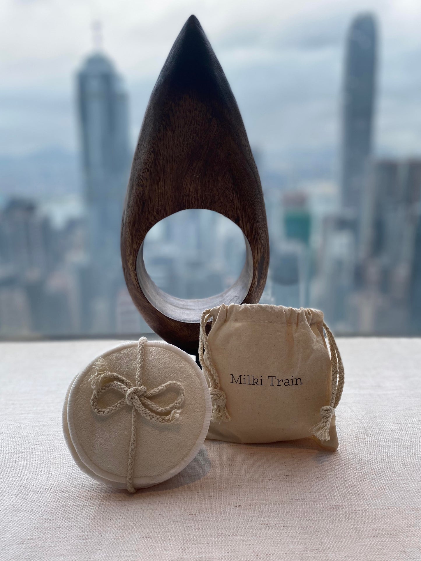 Opakovane použiteľné dojčiace vložky Milki Train chránia vaše prsia.  Certifikát Oeko-Tex zaručuje, že neobsahujú škodlivé chemikálie, ktoré sa nachádzajú vo väčšine jednorazových dojčiacich vložiek.  Vyrobené sú z priedušného organického bambusu z udržateľného zberu, ktorý je šetrný k životnému prostrediu, a z flísovej podšívky pre maximálne pohodlie a upokojenie odretých alebo boľavých bradaviek a citlivej pokožky dojčiacich mamičiek.