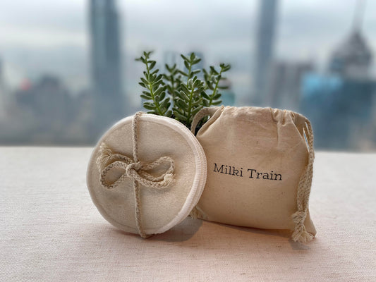 Opakovane použiteľné dojčiace vložky Milki Train chránia vaše prsia.  Certifikát Oeko-Tex zaručuje, že neobsahujú škodlivé chemikálie, ktoré sa nachádzajú vo väčšine jednorazových dojčiacich vložiek.  Vyrobené sú z priedušného organického bambusu z udržateľného zberu, ktorý je šetrný k životnému prostrediu, a z flísovej podšívky pre maximálne pohodlie a upokojenie odretých alebo boľavých bradaviek a citlivej pokožky dojčiacich mamičiek.