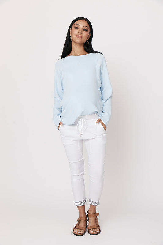 Oversized svetrík, ktorý sa hodí ku všetkému - tento krepovaný pletený svetrík, dokonalo prispôsobený na kojenie, sa vyznačuje uvoľneným strihom a dlhou dĺžkou pre pohodlie. Dojčiace mamičky ocenia neviditeľné zipsy po bokoch, ktoré končia na páse.