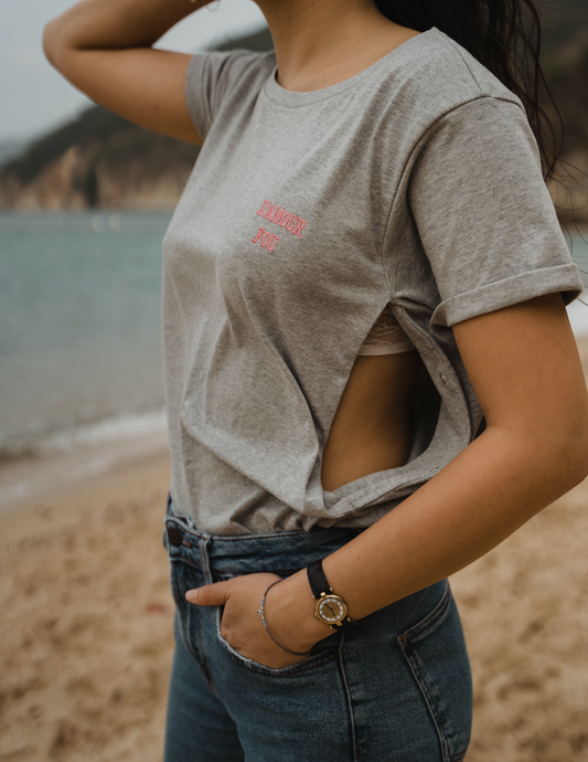 Tričko na dojčenie zo 100 % prvotriednej organickej bavlny s certifikátom GOTS a Oeko-Tex. sivá farba, ružová výšivka "L' Amour Four" (bláznivá láska). Bočné otvory na dojčenie na oboch stranách.