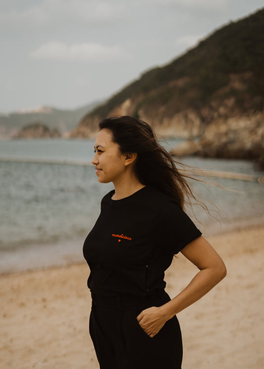 Tričko na dojčenie zo 100 % prvotriednej organickej bavlny s certifikátom GOTS a Oeko-Tex. Pretože sa oplatí pripomenúť, že všetky mamičky sú "mamalicious"! Čierna, farba, Červená výšivka - nápis "mamalicious" so srdiečkom, bočné otvory na dojčenie na oboch stranách.