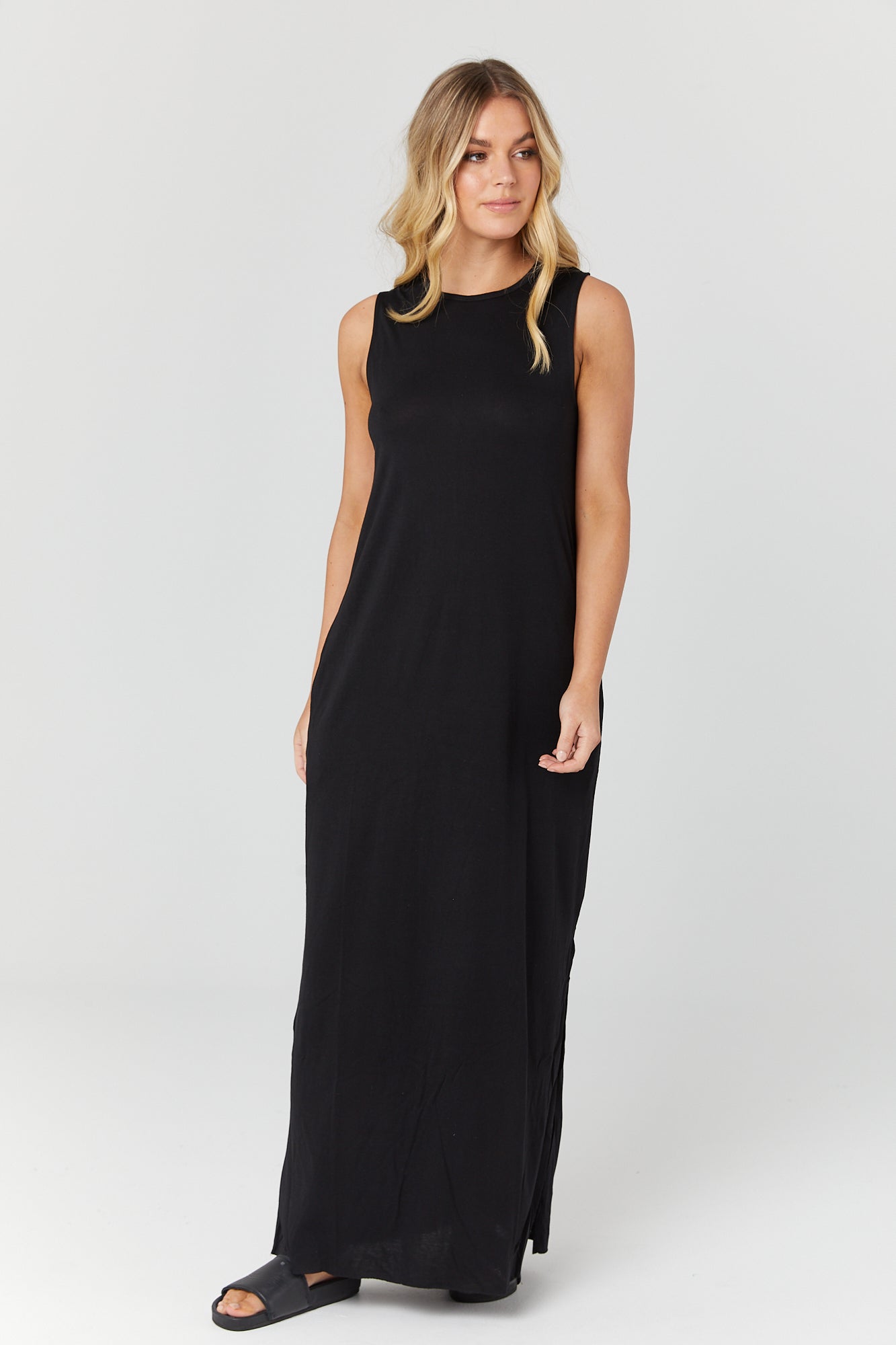 Maxi šaty Park Ave sa nosia ako sen vďaka 100 % bavlne, ktorú si ani nebudeš chcieť vyzliecť. Vrecká po bokoch a bočný výtrih na ľavej strane pre ľahší pohyb navodzujú letnú atmosféru. Neviditeľné bočné zipsy začínajúce v podpazuší umožňujú jednoduchý a decentný prístup na kojenie pre mamičky, ktoré plánujú dojčiť.