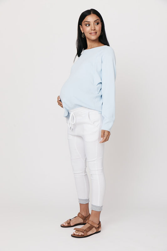 Oversized svetrík, ktorý sa hodí ku všetkému - tento krepovaný pletený svetrík, dokonalo prispôsobený na kojenie, sa vyznačuje uvoľneným strihom a dlhou dĺžkou pre pohodlie. Dojčiace mamičky ocenia neviditeľné zipsy po bokoch, ktoré končia na páse.