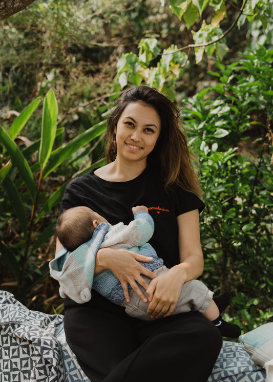 Tričko na dojčenie zo 100 % prvotriednej organickej bavlny s certifikátom GOTS a Oeko-Tex. Pretože sa oplatí pripomenúť, že všetky mamičky sú "mamalicious"! Čierna, farba, Červená výšivka - nápis "mamalicious" so srdiečkom, bočné otvory na dojčenie na oboch stranách.