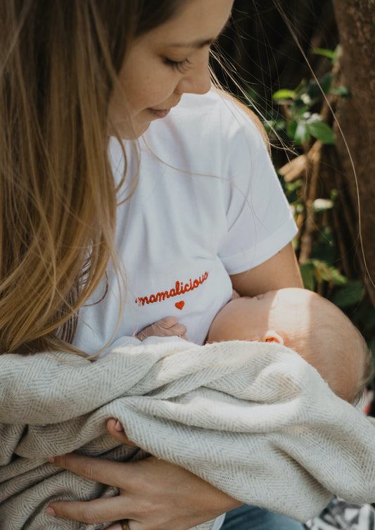 Tričko na dojčenie zo 100 % prvotriednej organickej bavlny s certifikátom GOTS a Oeko-Tex. Pretože sa oplatí pripomenúť, že všetky mamičky sú "mamalicious"! Biela farba Červená výšivka, nápis "mamalicious" so srdiečkom, bočné otvory na dojčenie na oboch stranách.
