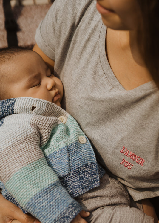 Tričko na dojčenie zo 100 % prvotriednej organickej bavlny s certifikátom GOTS a Oeko-Tex. sivá farba, ružová výšivka "L' Amour Four" (bláznivá láska). Bočné otvory na dojčenie na oboch stranách.