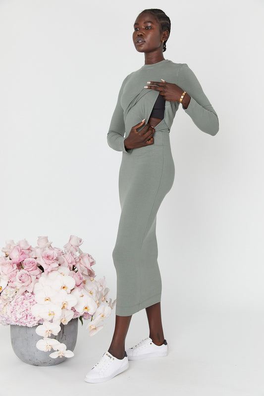 Tieto maxi šaty sú vyrobené z prémiového vrúbkovaného bavlneného materiálu a majú bezšvový strih, ktorý je stelesnením komfortu. Pod sofistikovanou šikmou vrchnou vrstvou majú tieto úpletové šaty nízko spustené otvory na ruky - stačí zdvihnúť vrchnú vrstvu pre rýchly, decentný a jednoduchý prístup ku kojeniu.