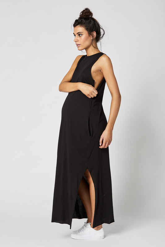 Maxi šaty Park Ave sa nosia ako sen vďaka 100 % bavlne, ktorú si ani nebudeš chcieť vyzliecť. Vrecká po bokoch a bočný výtrih na ľavej strane pre ľahší pohyb navodzujú letnú atmosféru. Neviditeľné bočné zipsy začínajúce v podpazuší umožňujú jednoduchý a decentný prístup na kojenie pre mamičky, ktoré plánujú dojčiť.