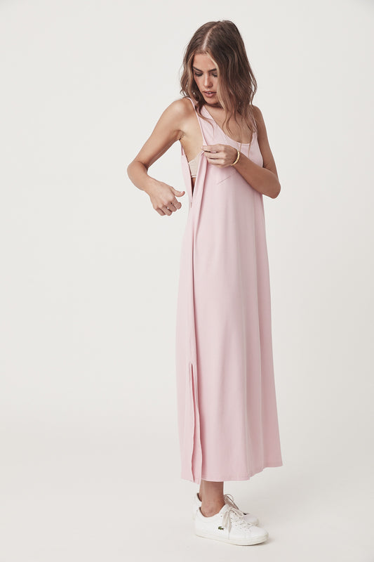 Šaty Ryder z nádherne mäkkej a ľahkej látky sa rýchlo stanú tvojou povinnou výbavou počas tehotenstva a dojčenia. S diagonálnym detailným náprsným vreckom, bočnými rozparkami, a neviditeľnými bočnými zipsami po stranách tela pre veľmi decentný prístup ku kojeniu sú tieto šaty dokonalým letným oblečením počas materstva.