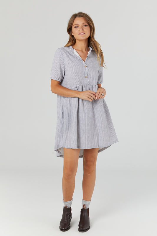 Šaty Santorini nás dajú vždy do dovolenkovenj nálady. Ženské, elegantné a nenútené. Sú mäkké, príjemné a nepriľnú k tehotenskému brušku ani k brušku po pôrode. Drevené gombíky v polovici predného dielu umožnia ľahký prístup ku kojeniu.